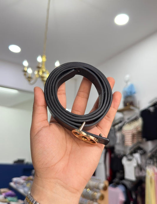 Cinturón negro hebilla dorada