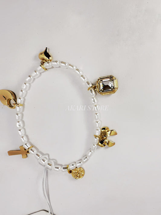 Pulsera de perlas blancas con dijes dorados