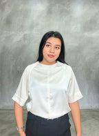 Blusa satinada con abertura lateral