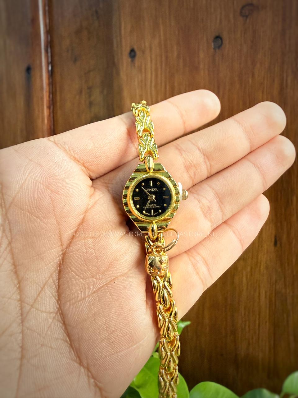 Reloj Ovalado con Dije y Correa De Eslabones