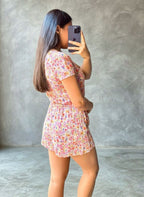 Monito rosado floreado