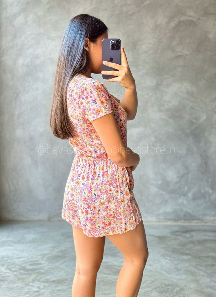 Monito rosado floreado