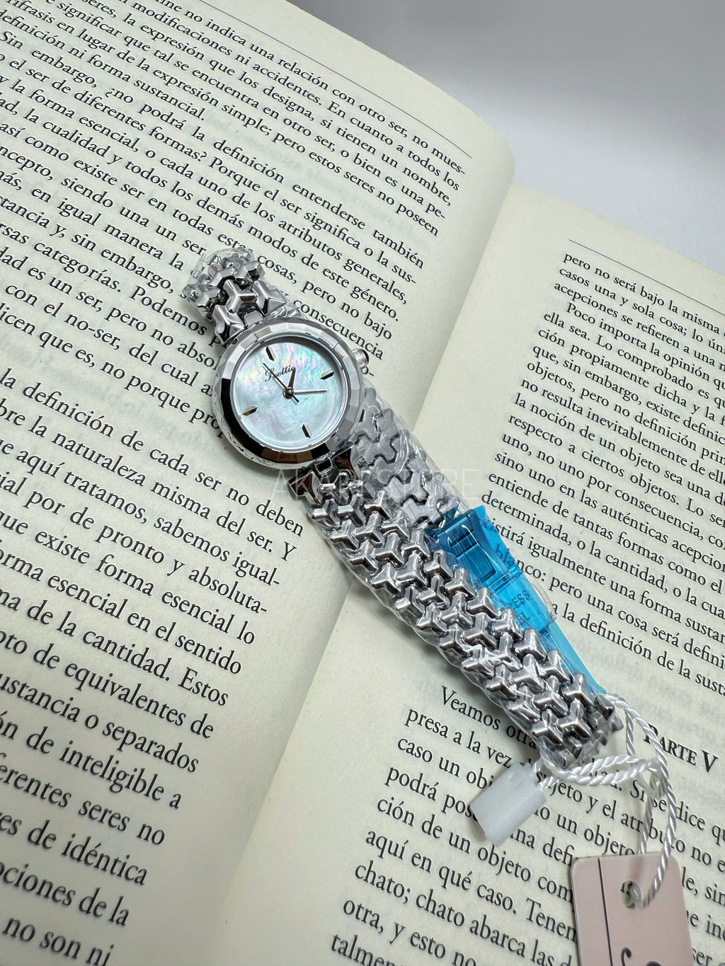 Reloj redondo con dial blanco