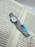 Reloj redondo con dial blanco