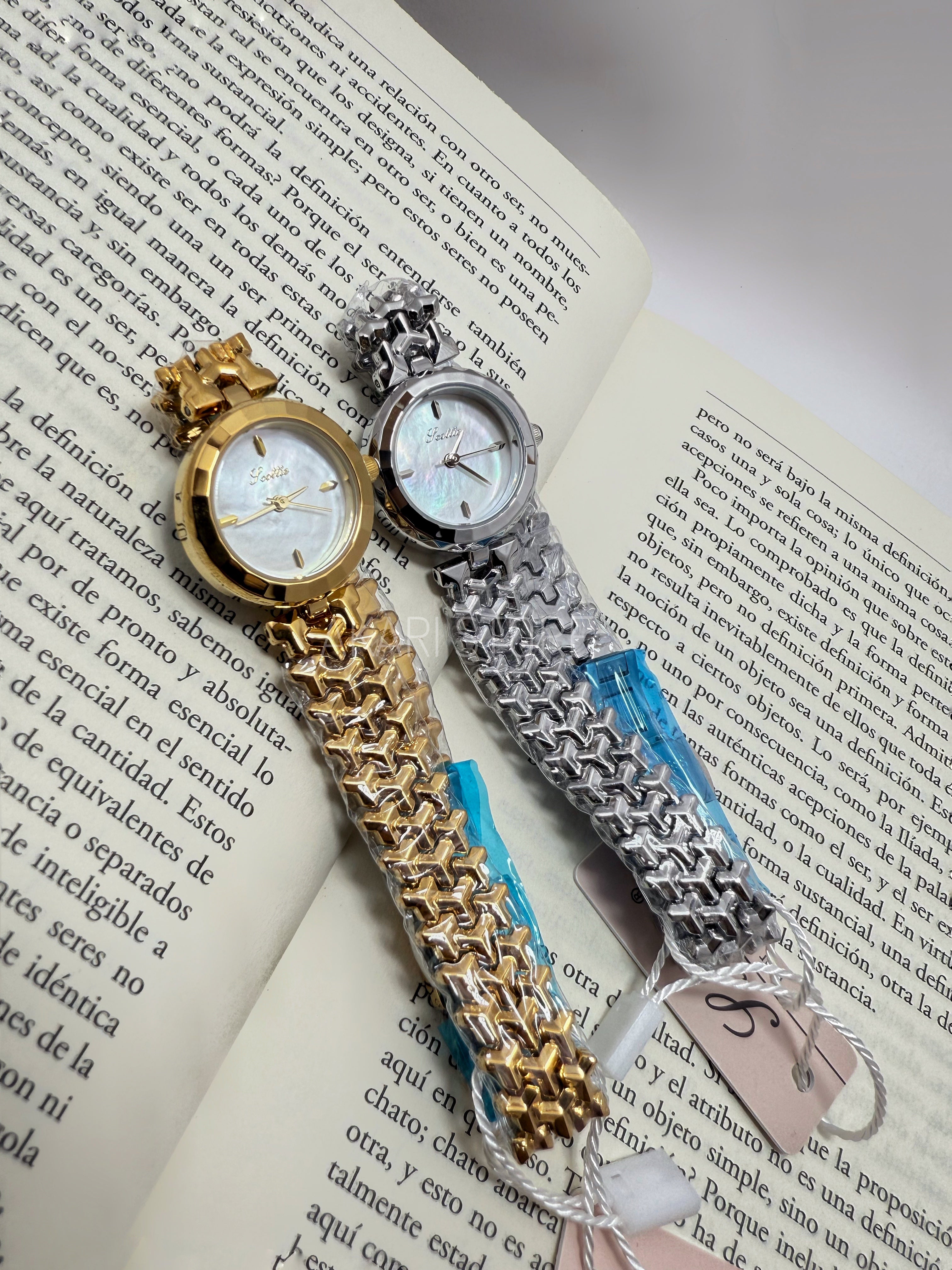 Reloj redondo con dial blanco