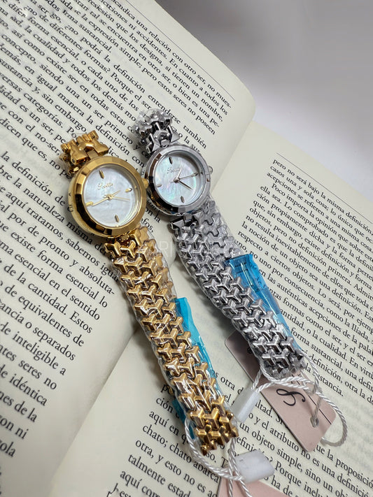 Reloj redondo con dial blanco