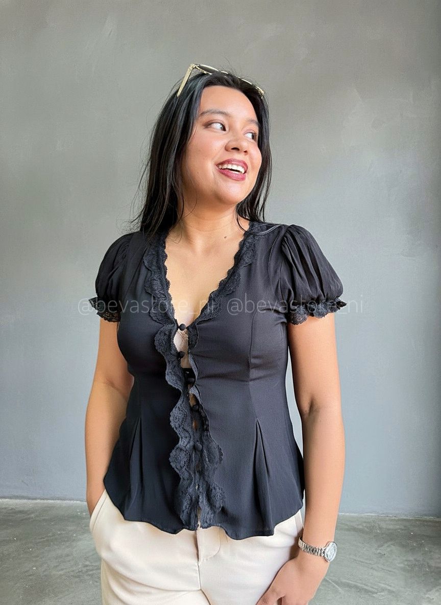 Blusa con mangas abullonadas y botones con ribete de encaje