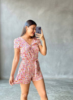 Monito rosado floreado