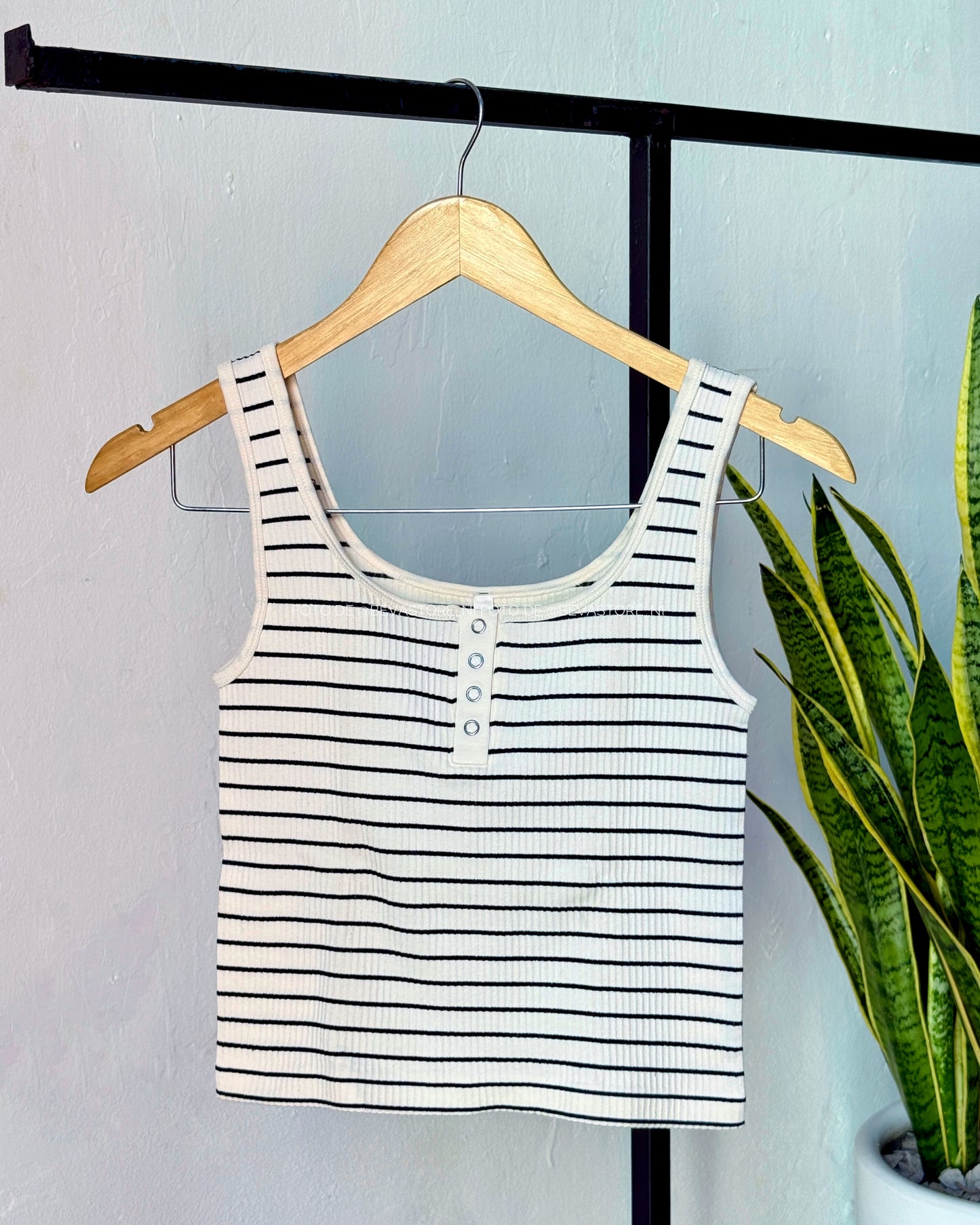 Crop top de rayas sin mangas con ojal
