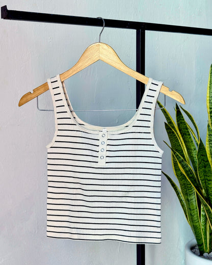 Crop top de rayas sin mangas con ojal