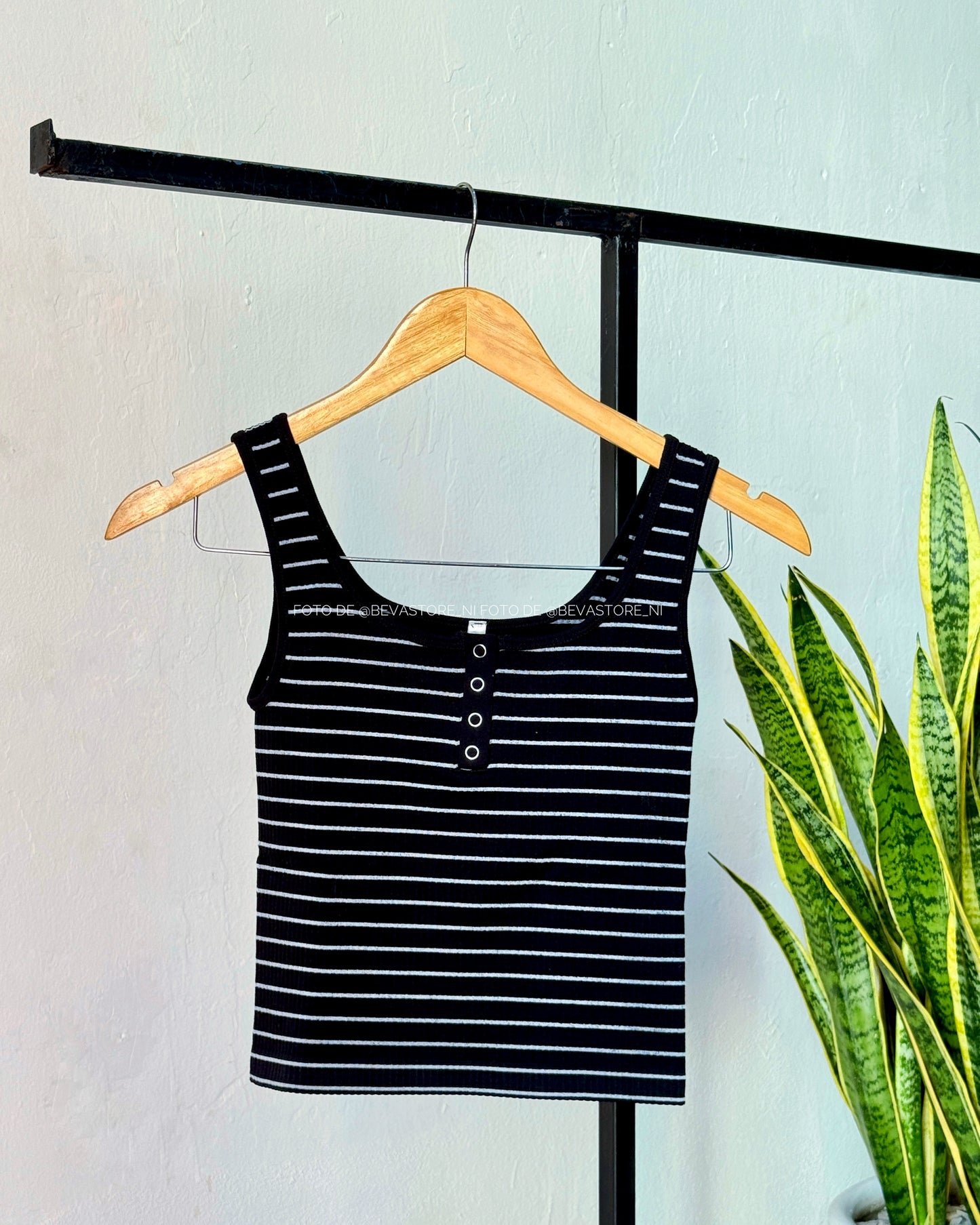 Crop top de rayas sin mangas con ojal