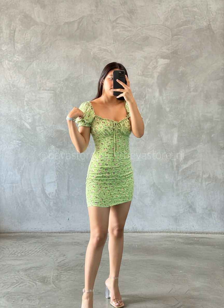 Vestido verde floreado.
