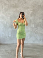 Vestido verde floreado.