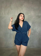 Monito azul de figuras con mangas