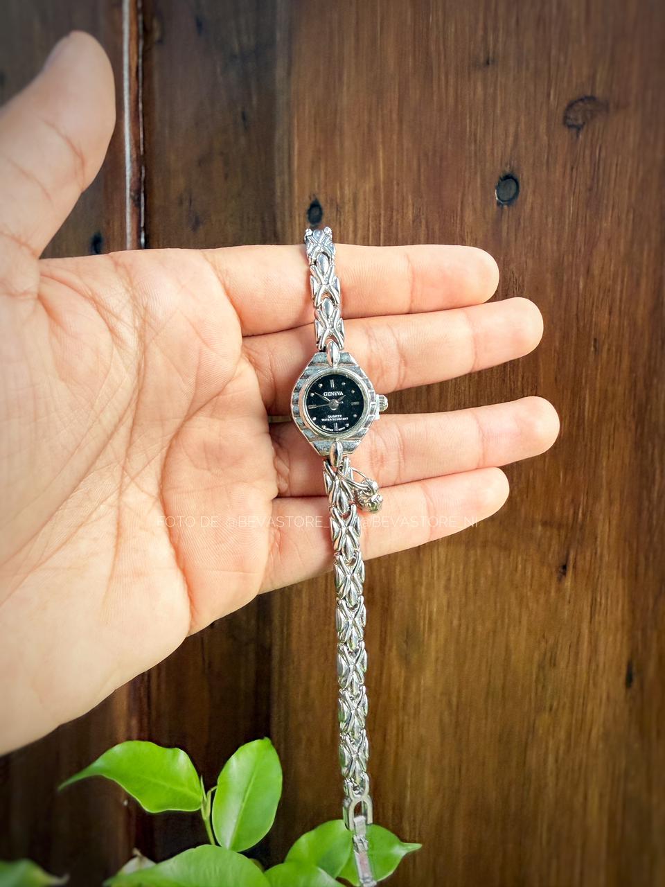 Reloj Ovalado con Dije y Correa De Eslabones