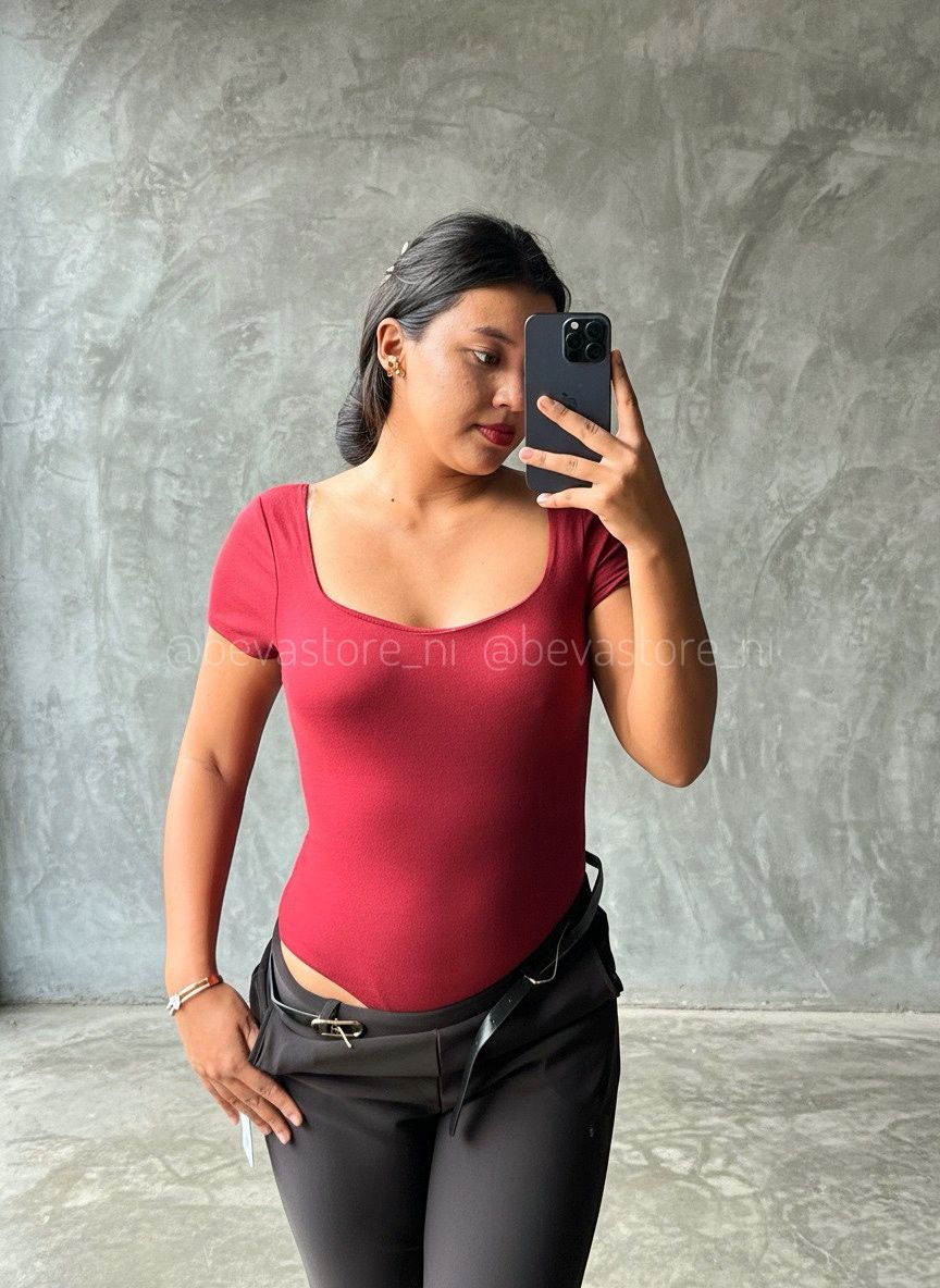 Bodysuit cuello cuadrado con mangas