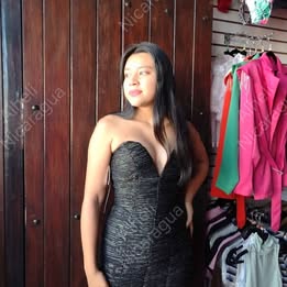 Vestido corto con lineas doradas