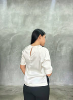 Blusa satinada con abertura lateral