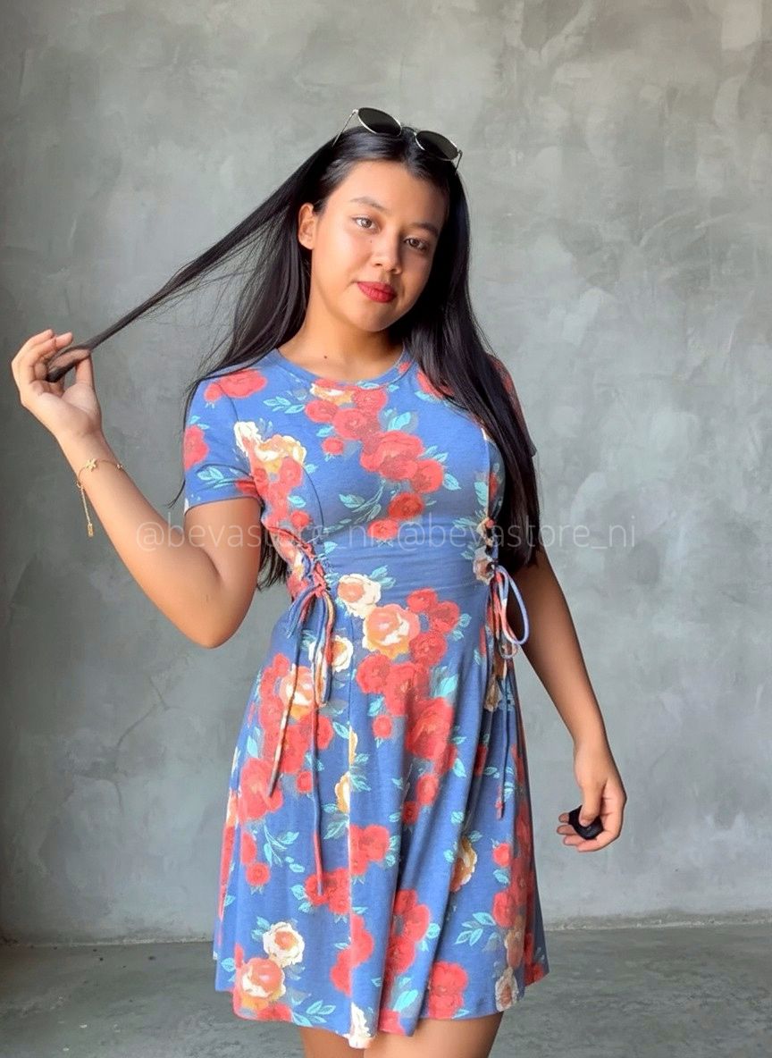 Vestido corto azul con rosas