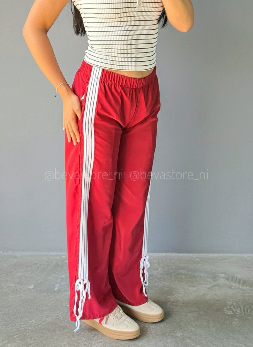 Pantalón rojo casual de rayas con lazo
