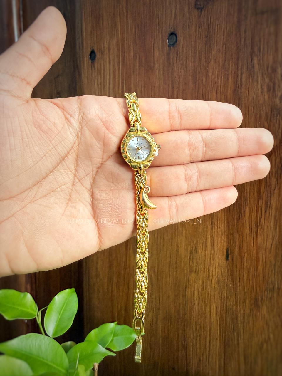 Reloj Ovalado con Dije y Correa De Eslabones
