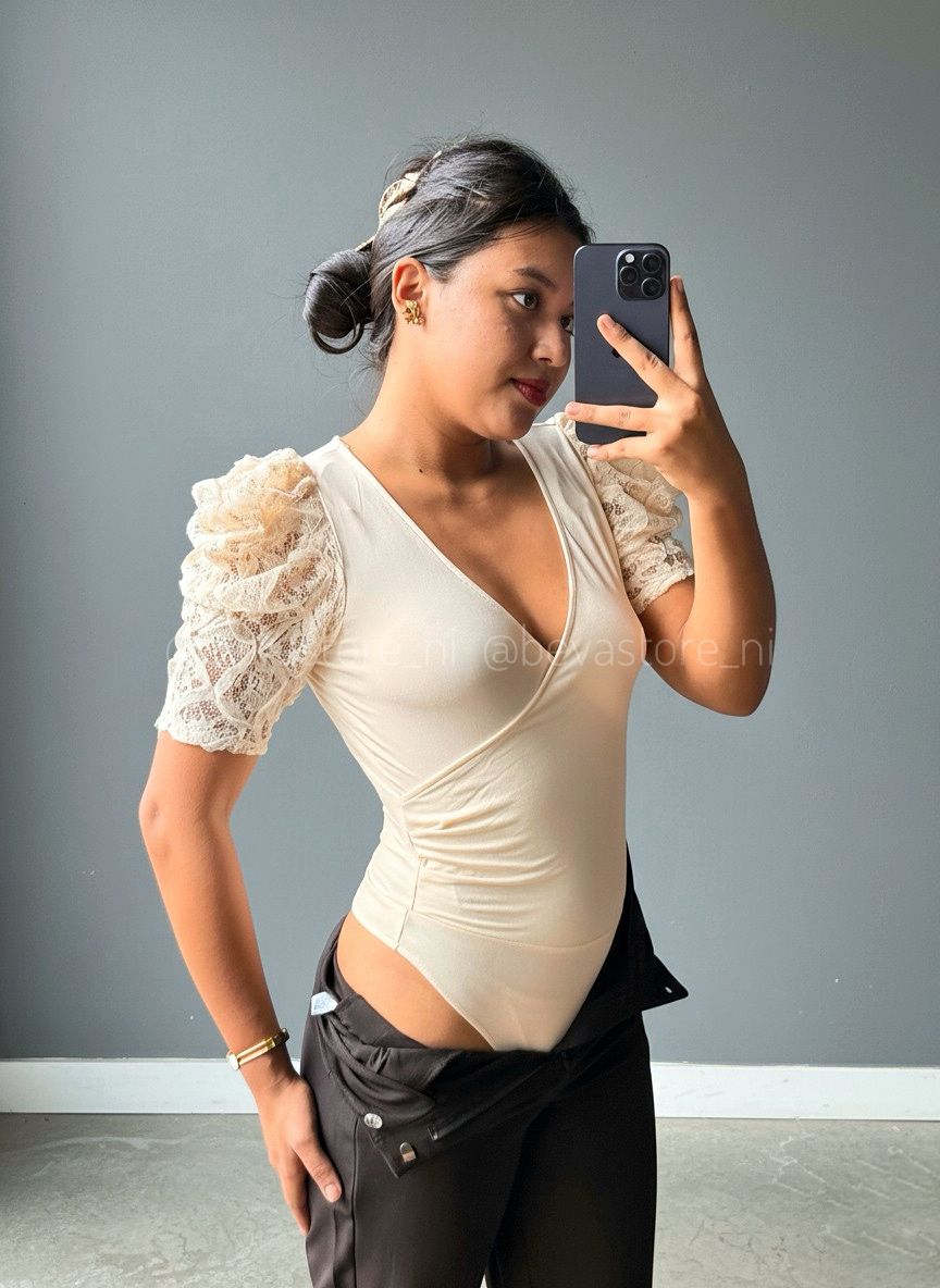 Bodysuit con mangas abullonadas y ribete de encaje