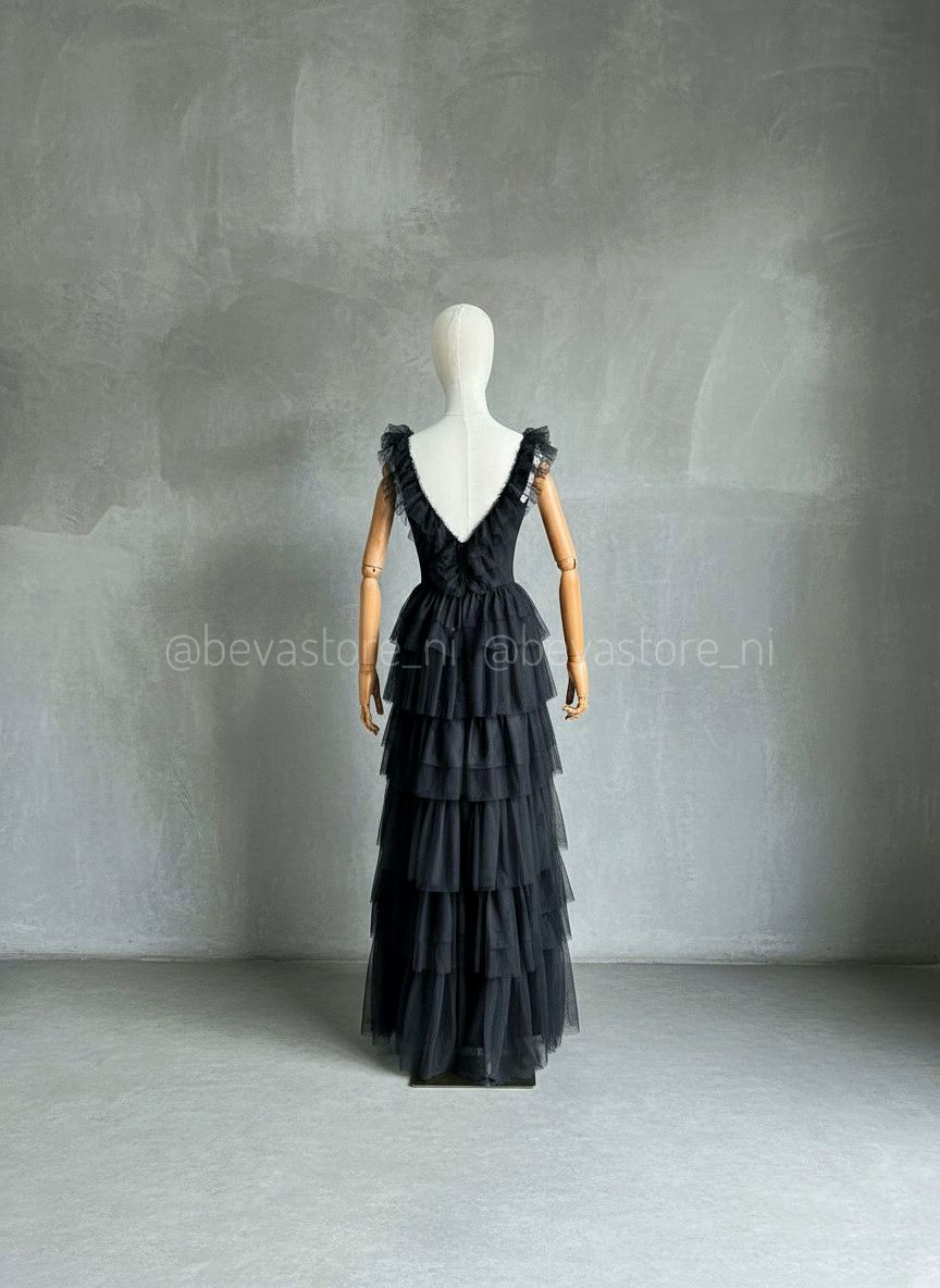 Vestido largo negro de vuelos