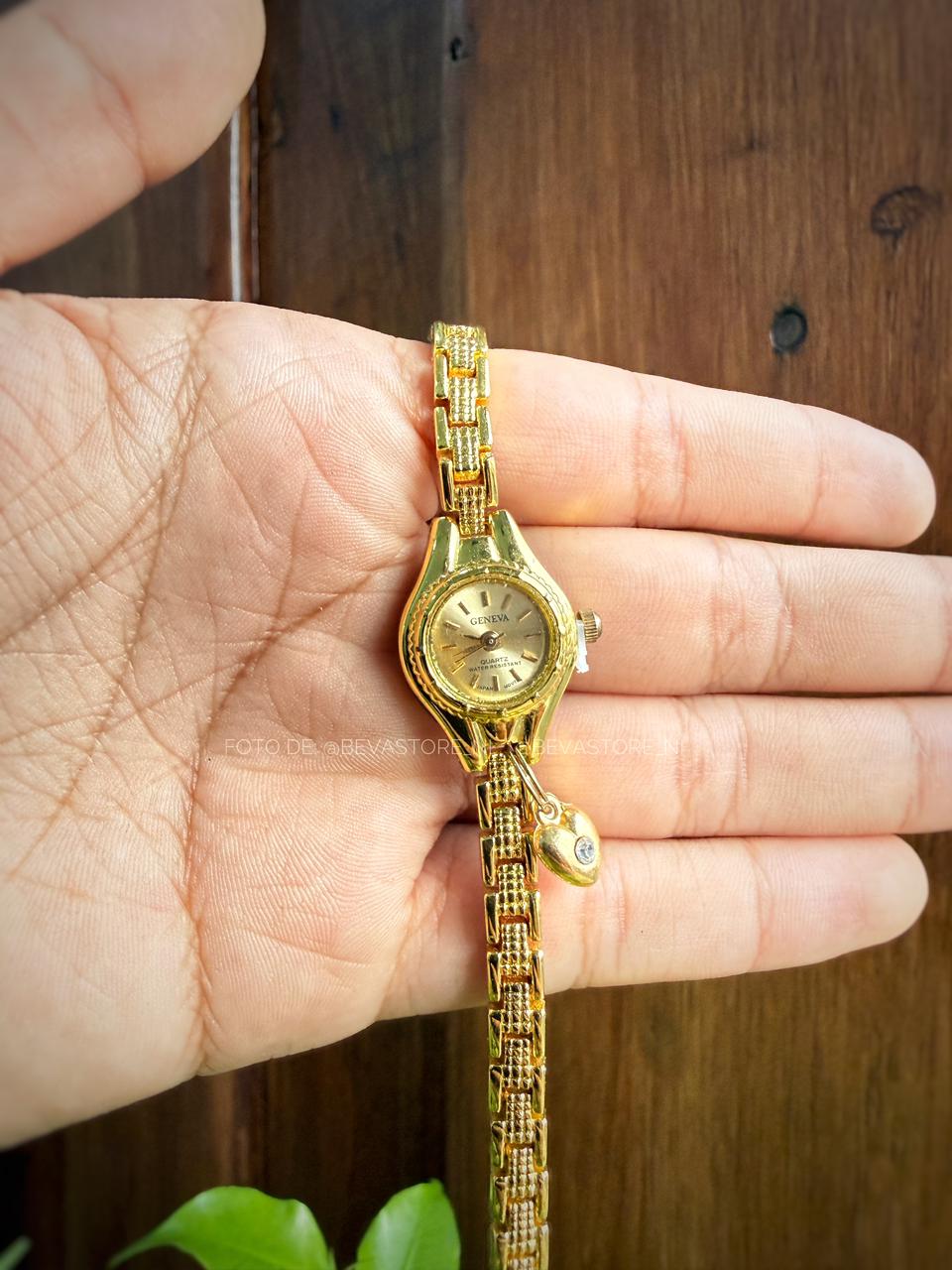 Reloj Dorado Correa de Eslabones Con Dije