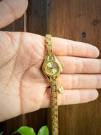 Reloj Dorado Correa de Eslabones Con Dije