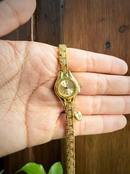 Reloj Dorado Correa de Eslabones Con Dije