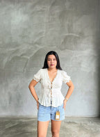 Blusa con mangas abullonadas y botones con ribete de encaje