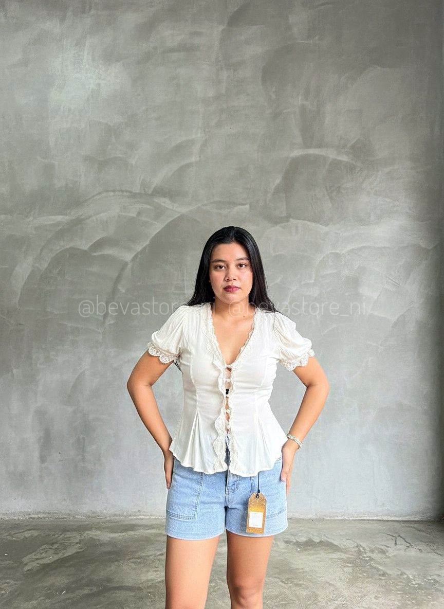 Blusa con mangas abullonadas y botones con ribete de encaje