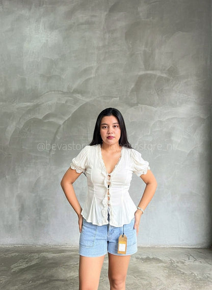 Blusa con mangas abullonadas y botones con ribete de encaje