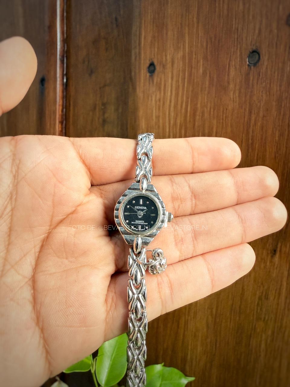 Reloj Ovalado con Dije y Correa De Eslabones