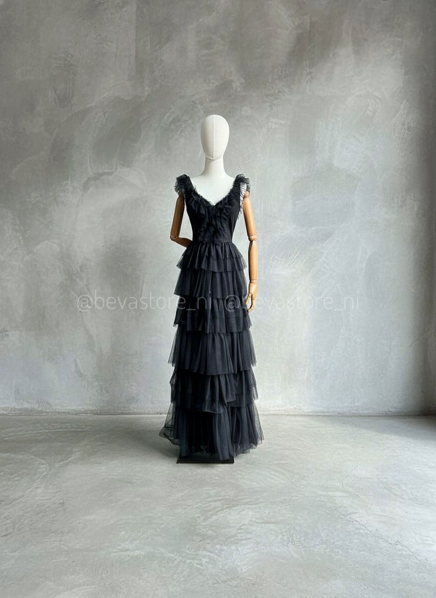 Vestido largo negro de vuelos