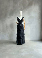 Vestido largo negro de vuelos