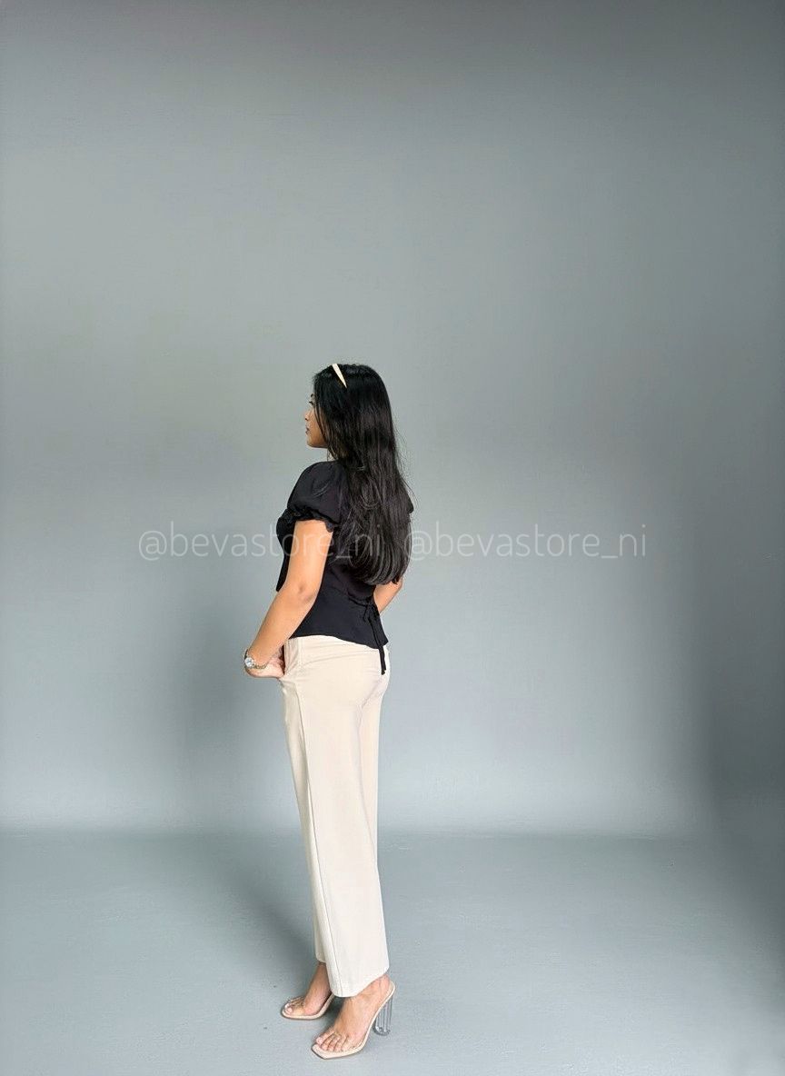 Blusa con mangas abullonadas y botones con ribete de encaje