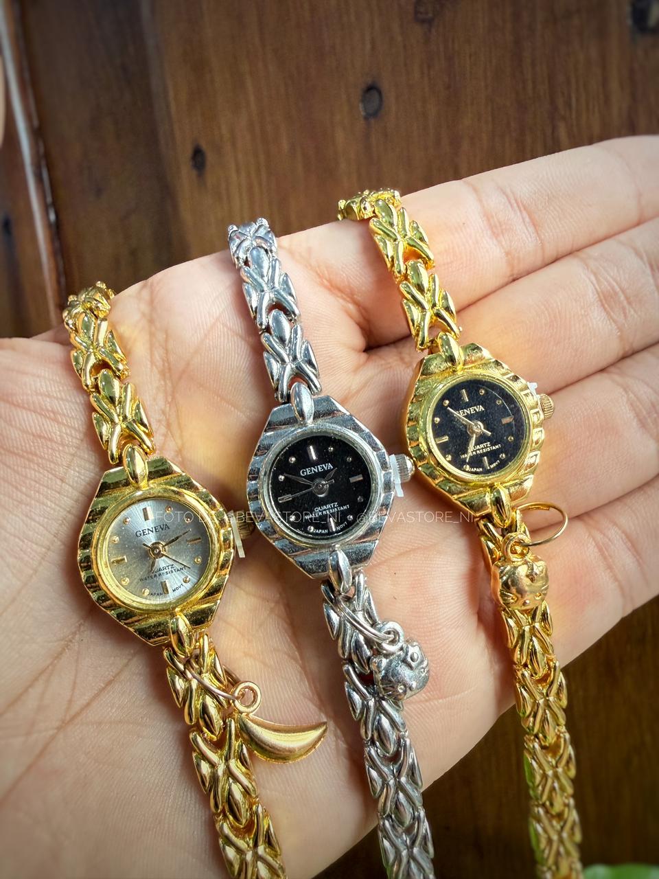 Reloj Ovalado con Dije y Correa De Eslabones