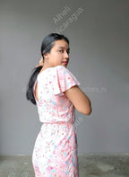 Monito rosado floreado