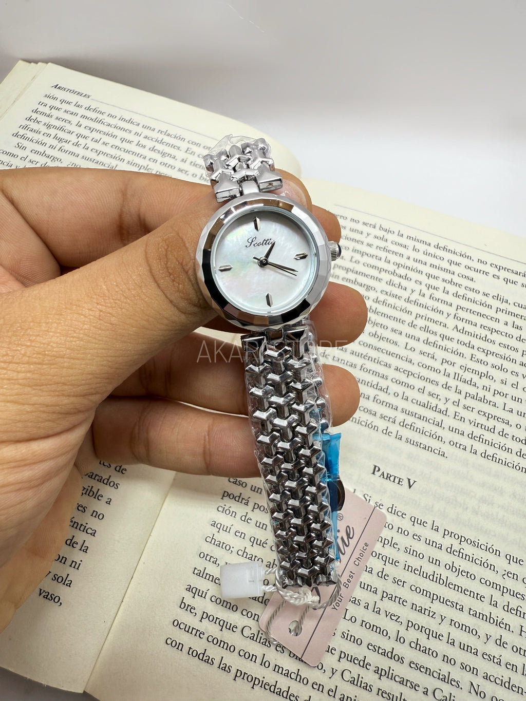 Reloj redondo con dial blanco