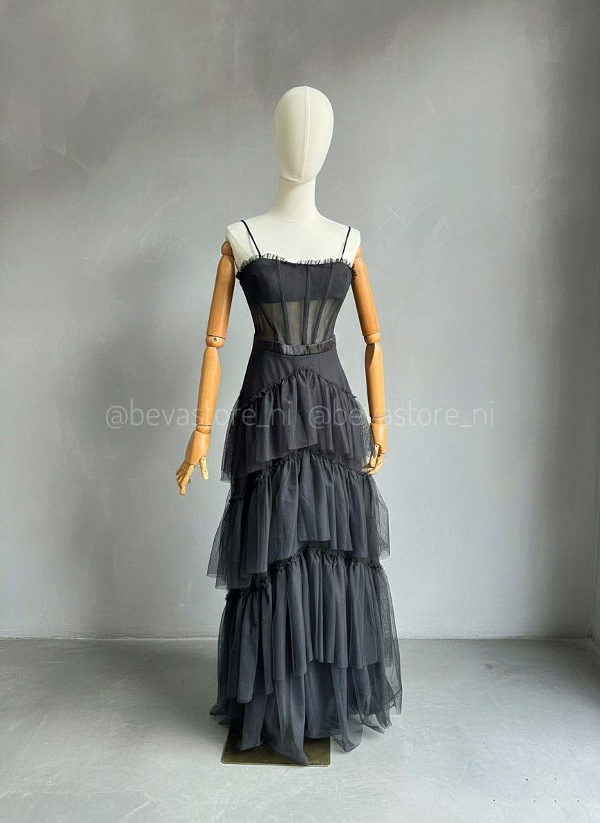 Vestido negro de tul