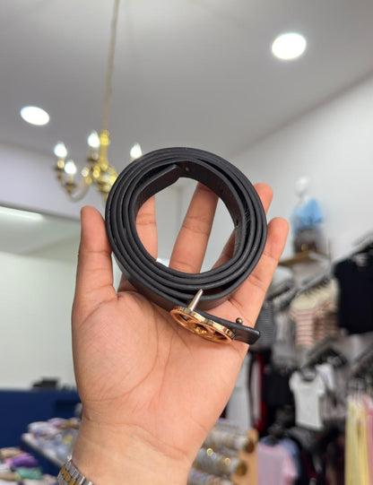 Cinturón negro hebilla dorada