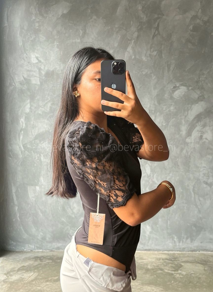 Bodysuit con mangas abullonadas y ribete de encaje