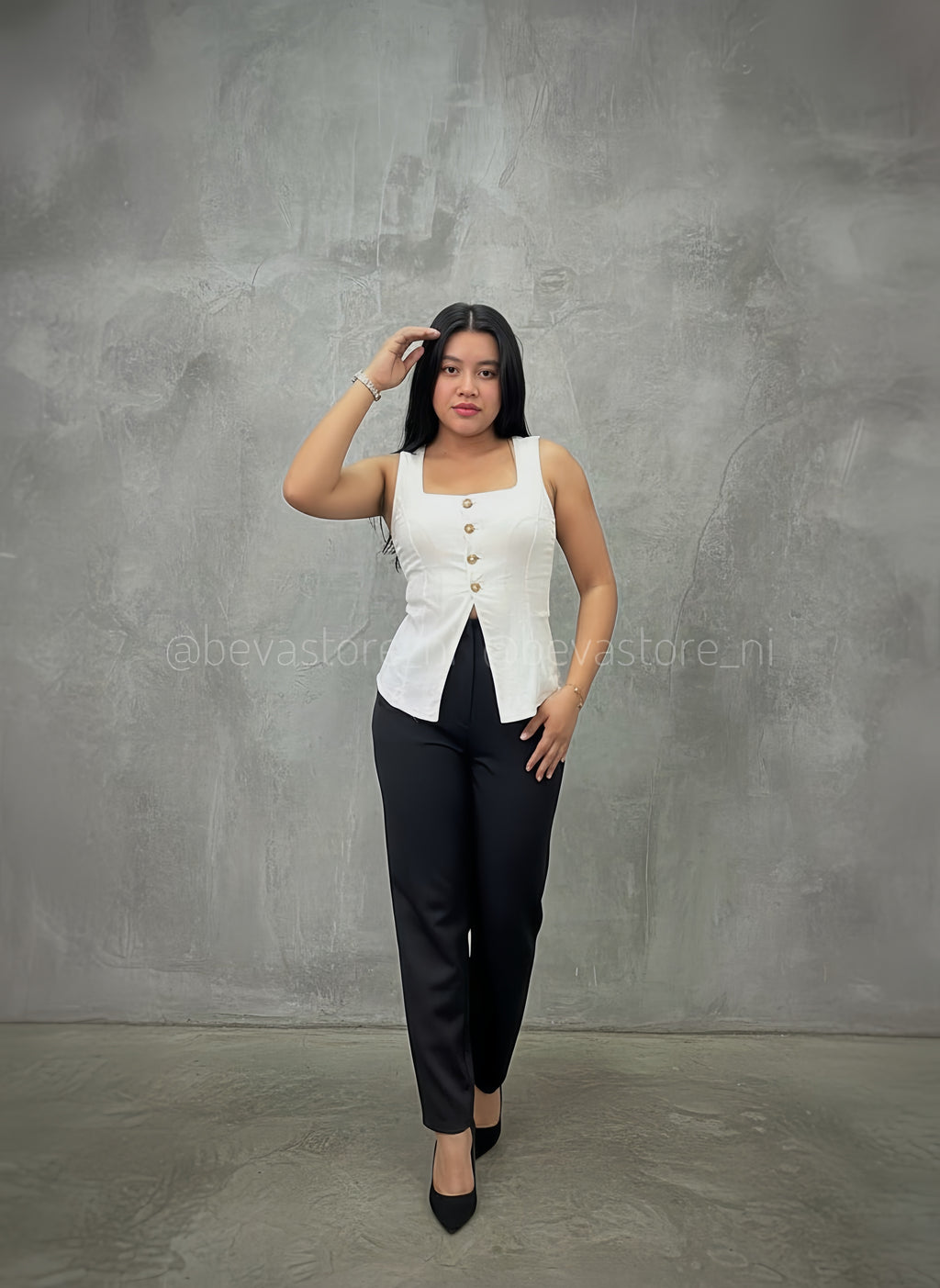 Chaleco blanco corto de lino con botones