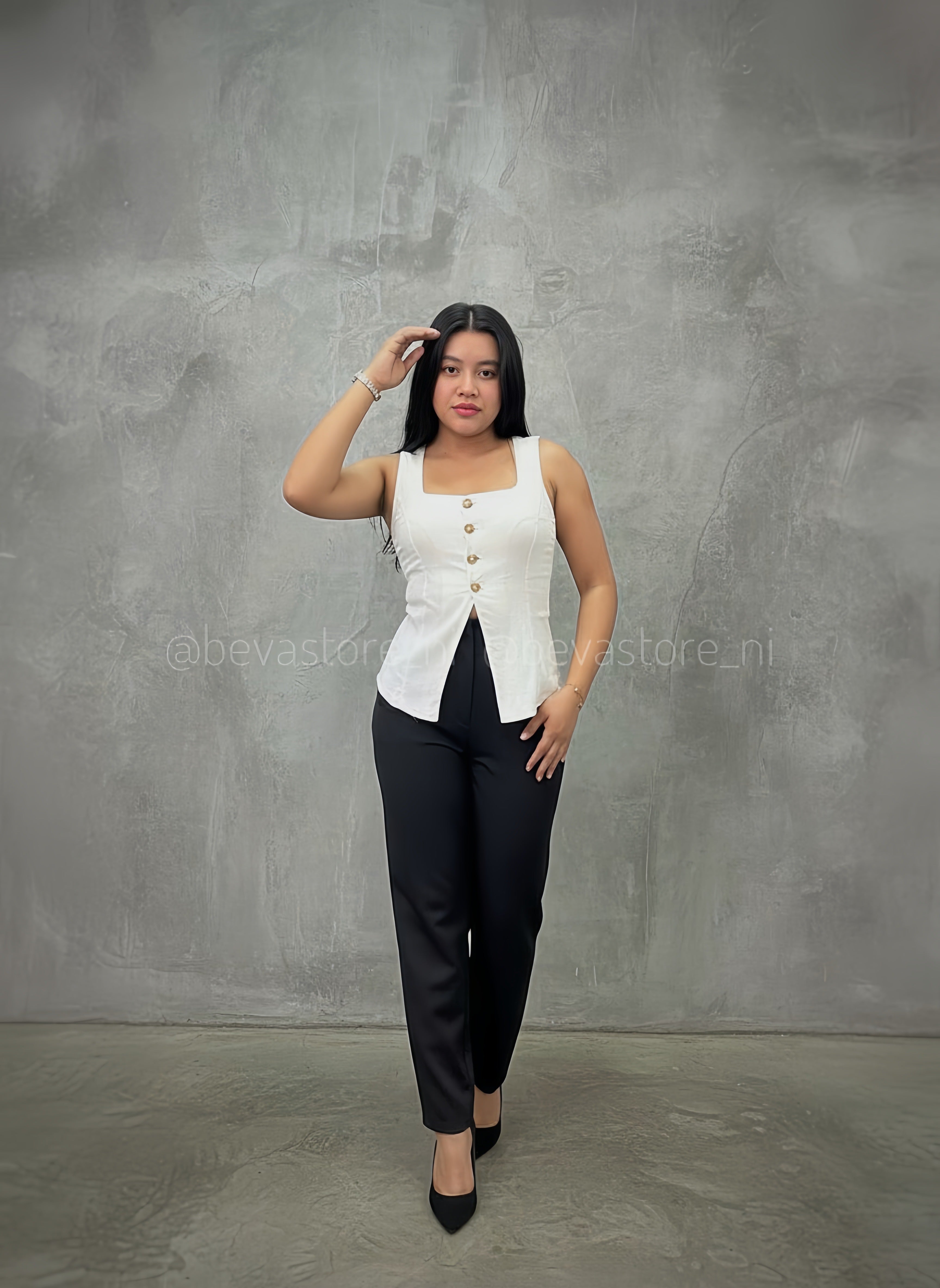 Chaleco blanco corto de lino con botones