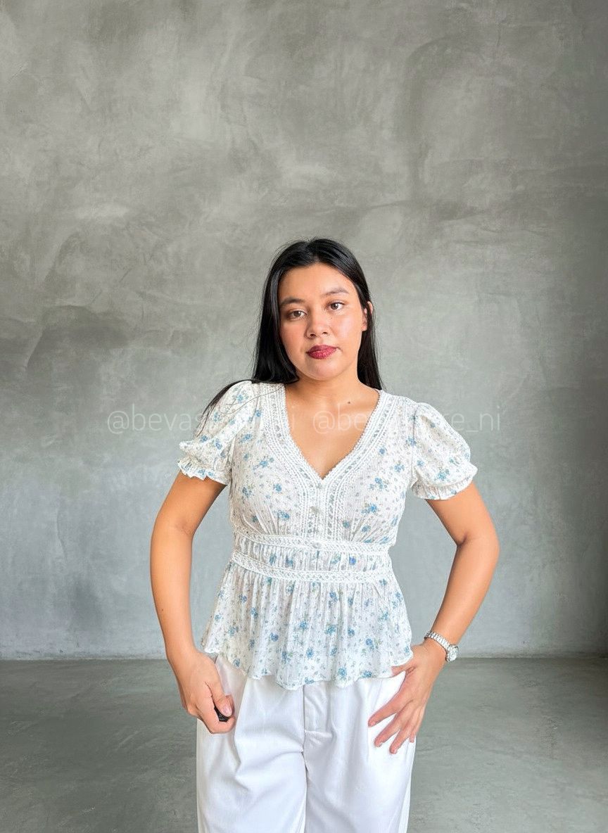 Top floral con cuello en V