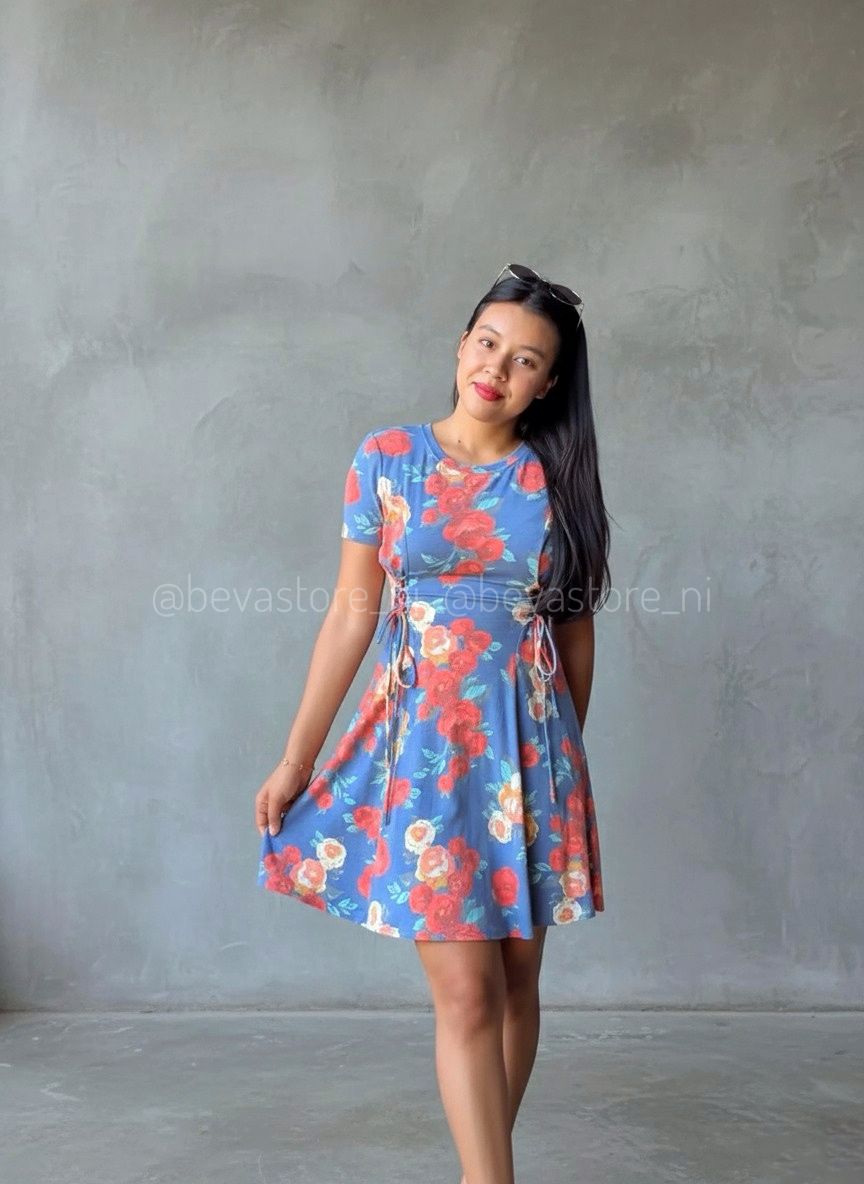 Vestido corto azul con rosas