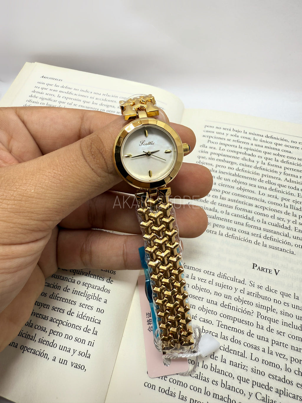 Reloj redondo con dial blanco