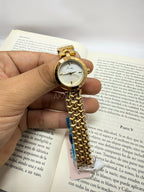 Reloj redondo con dial blanco
