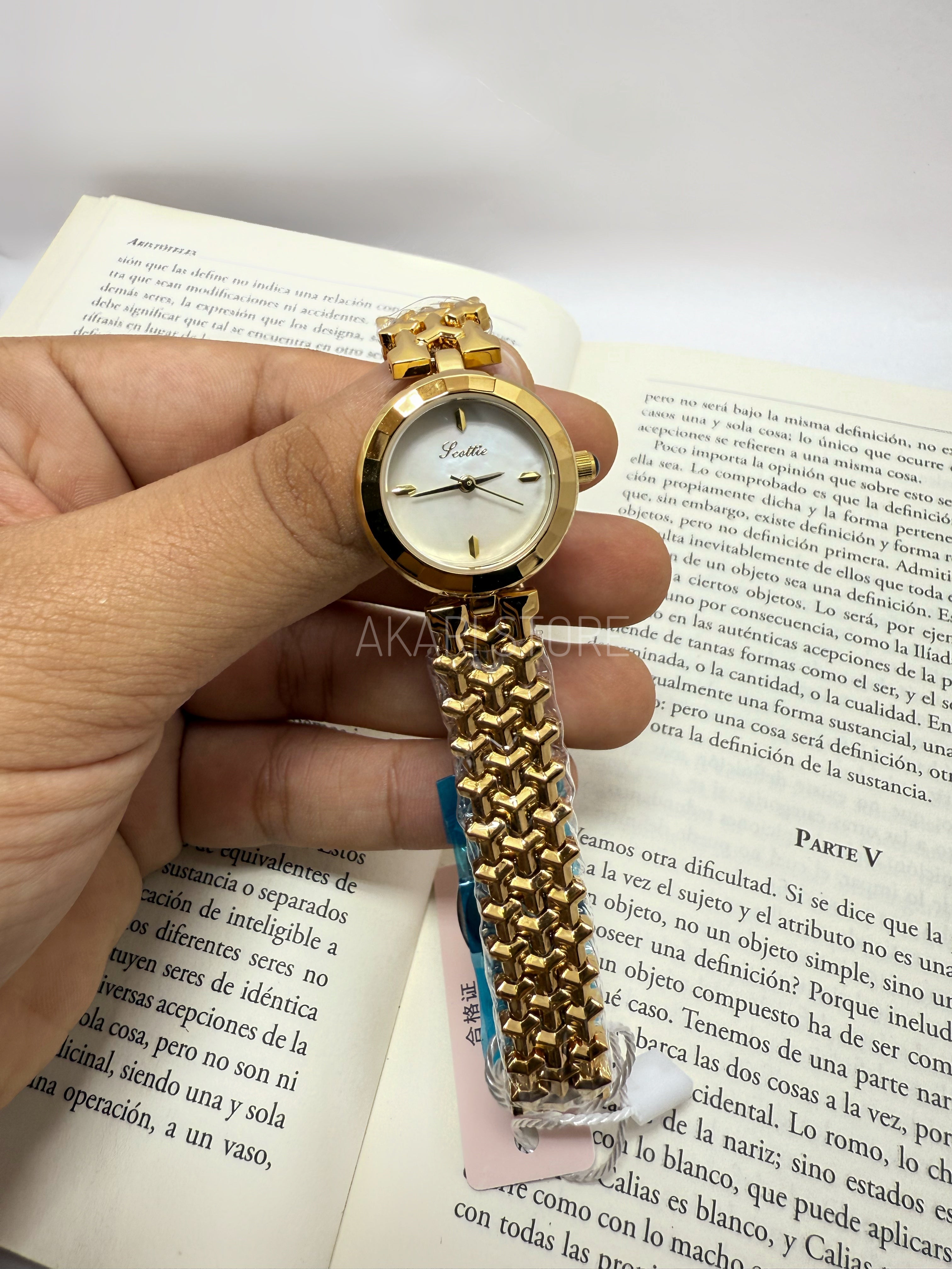 Reloj redondo con dial blanco